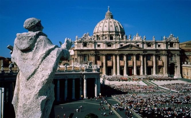 Papa Francisc scoate castanele din foc. Banca Vaticanului este acuzată de spălare de bani