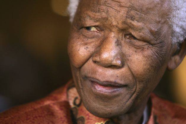 Sute de oameni au cântat şi au dansat pentru însănătoşirea lui Mandela. Medicii sunt rezervaţi în privinţa şanselor de supravieţuire