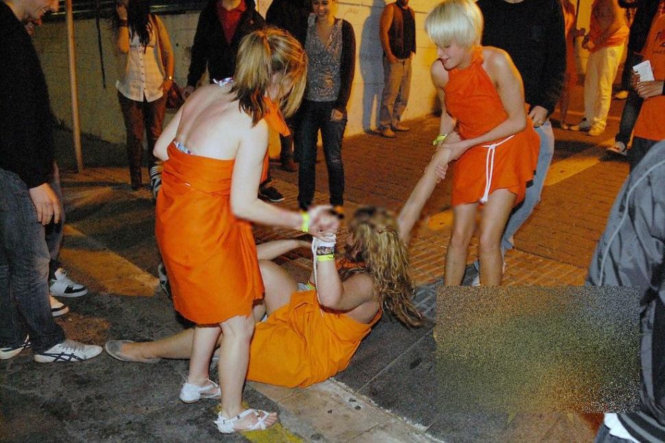 Cum şi-au făcut de râs ţara. "Asistăm la decăderea unei generaţii. E şocant ce vedem pe străzi!" 214709