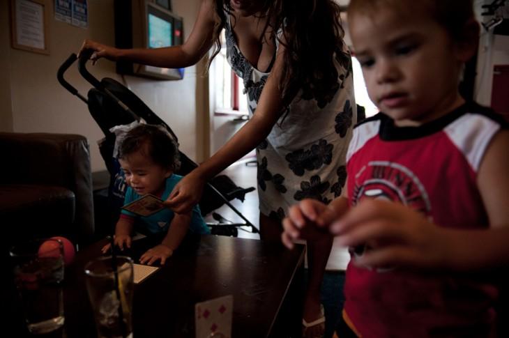 Drama mamelor singure, ilustrată într-o serie de fotografii relevante 214810