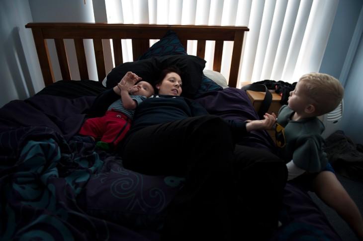 Drama mamelor singure, ilustrată într-o serie de fotografii relevante 214819