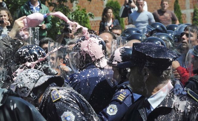 Protest violent în Kosovo. 17 poliţişti au fost răniţi. Zeci de persoane au fost reţinute