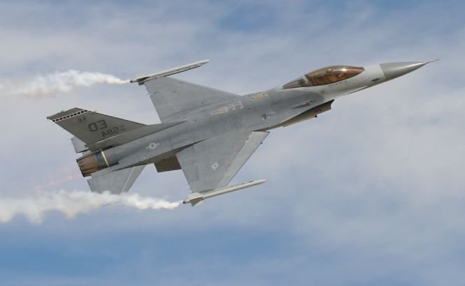Un avion de vânâtoare F-16 s-a prăbuşit în Arizona
