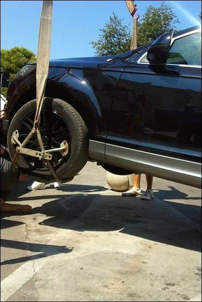 "Iubi, vino să mă ajuţi, că am parcat greşit maşina!" Bărbatul şi-a pus mâinile în cap când a văzut cum arăta bolidul 214922