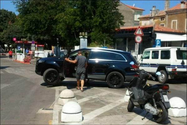 "Iubi, vino să mă ajuţi, că am parcat greşit maşina!" Bărbatul şi-a pus mâinile în cap când a văzut cum arăta bolidul 214923