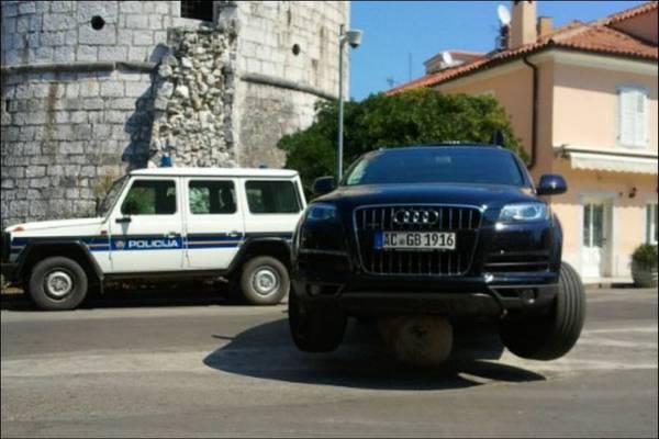 "Iubi, vino să mă ajuţi, că am parcat greşit maşina!" Bărbatul şi-a pus mâinile în cap când a văzut cum arăta bolidul 214925