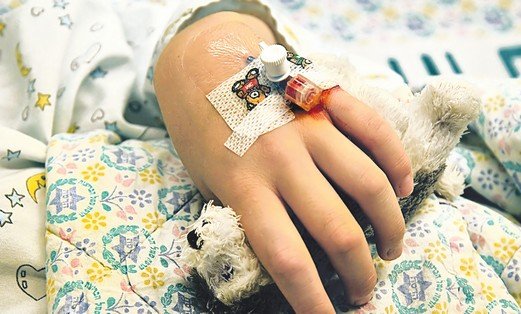 Medic acuzat de malpraxis la Slatina. Cum s-a ales un copil cu o mână paralizată