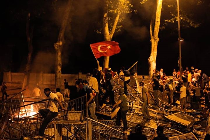 Un ziar turc a depus plângere împotriva CNN şi jurnalistei Christiane Amanpour, pentru modul în care au relatat incidentele din ţară