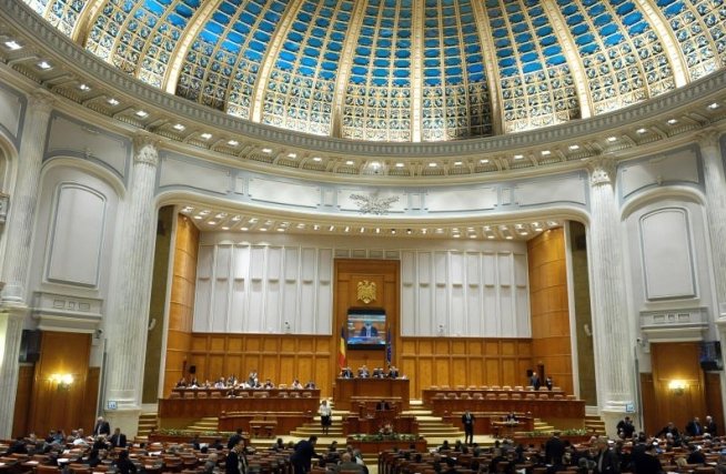 Senatorii şi deputaţii se reunesc în sesiune comună extraordinară pentru a dezbate statutul parlamentarilor