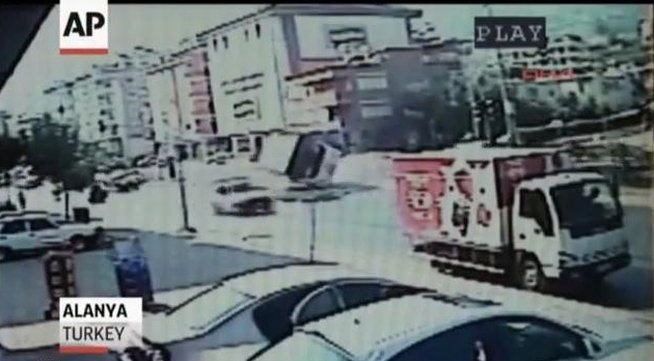 VIDEO: Doi oameni au murit după ce autocarul în care se aflau s-a răsturnat într-o intersecţie din Turcia