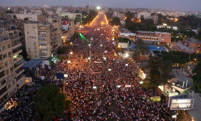 Egiptul se confruntă cu cea mai mare manifestaţie din istoria ţării. Milioane de oameni au ieşit în stradă