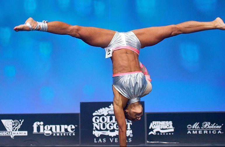 O ROMÂNCĂ are America la picioare. A primit COROANA de Miss Univers 215246