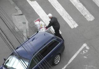 Ce a făcut acest român după ce a plecat de la hypermarket. Oamenii râdeau pe stradă de el 215383