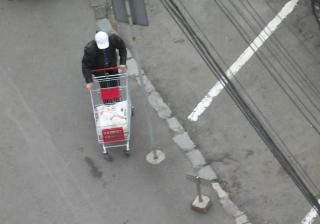 Ce a făcut acest român după ce a plecat de la hypermarket. Oamenii râdeau pe stradă de el 215384