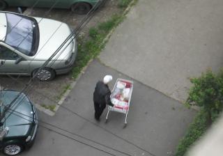 Ce a făcut acest român după ce a plecat de la hypermarket. Oamenii râdeau pe stradă de el 215385