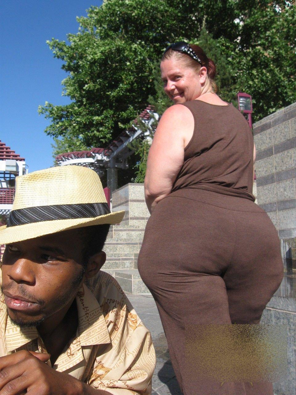 Cum arată iubita acestui tânăr. "O pierde prin casă... Prin Casa Poporului" 215389