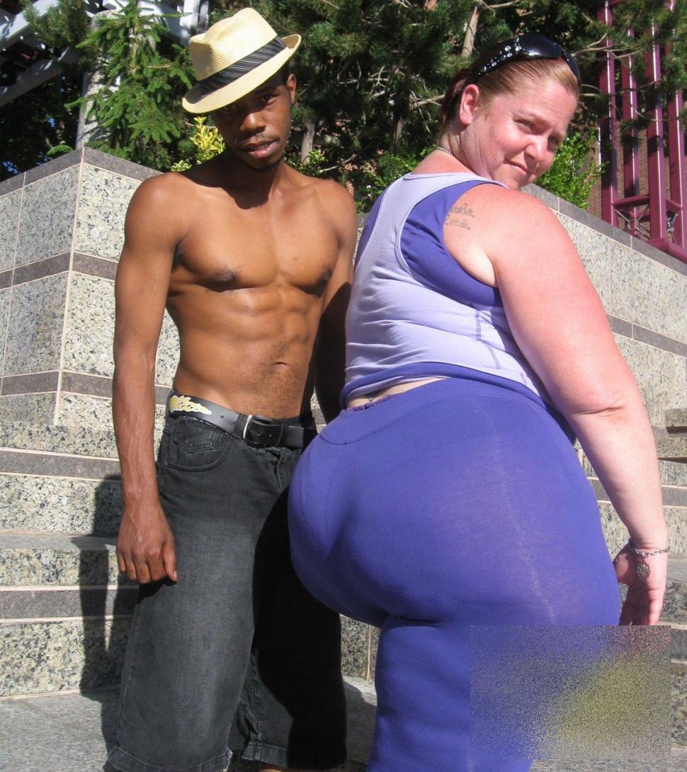 Cum arată iubita acestui tânăr. "O pierde prin casă... Prin Casa Poporului" 215391