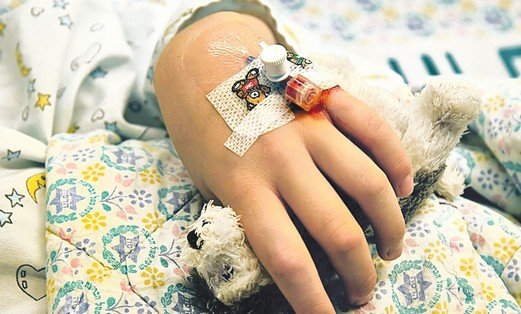 Medic acuzat de malpraxis la Slatina. Un copil va rămâne infirm pe viaţă după ce a fost tratat greşit