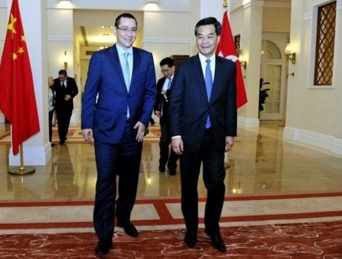 Vizita lui Ponta în China, plină de peripeţii. După ce a scăpat de taifunul Rumbia, una din maşinile din delegaţia oficială a făcut pană