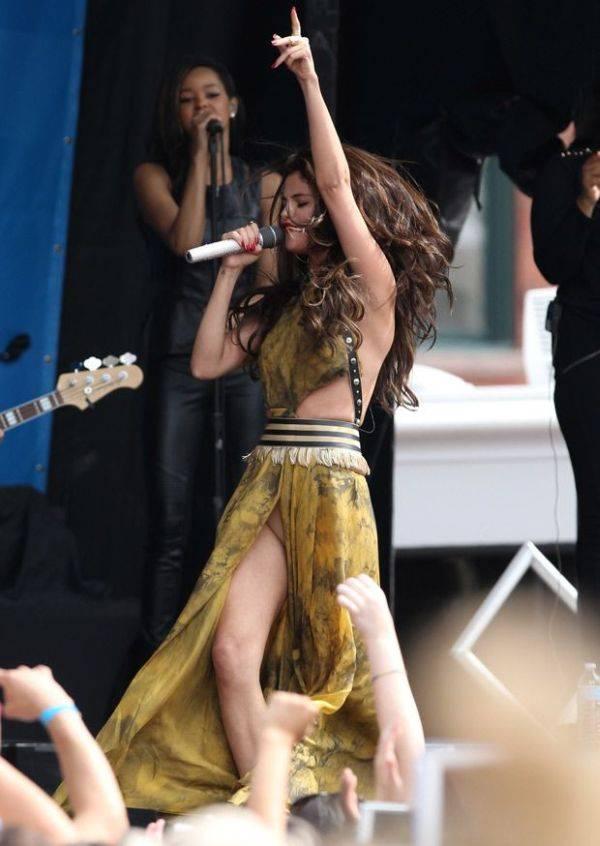 Le-a ARĂTAT-O tuturor! Cea mai îndrăgită cântăreaţă a urcat pe scenă FĂRĂ lenjerie intimă 215556