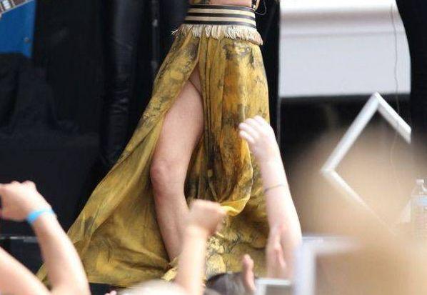 Le-a ARĂTAT-O tuturor! Cea mai îndrăgită cântăreaţă a urcat pe scenă FĂRĂ lenjerie intimă 215557