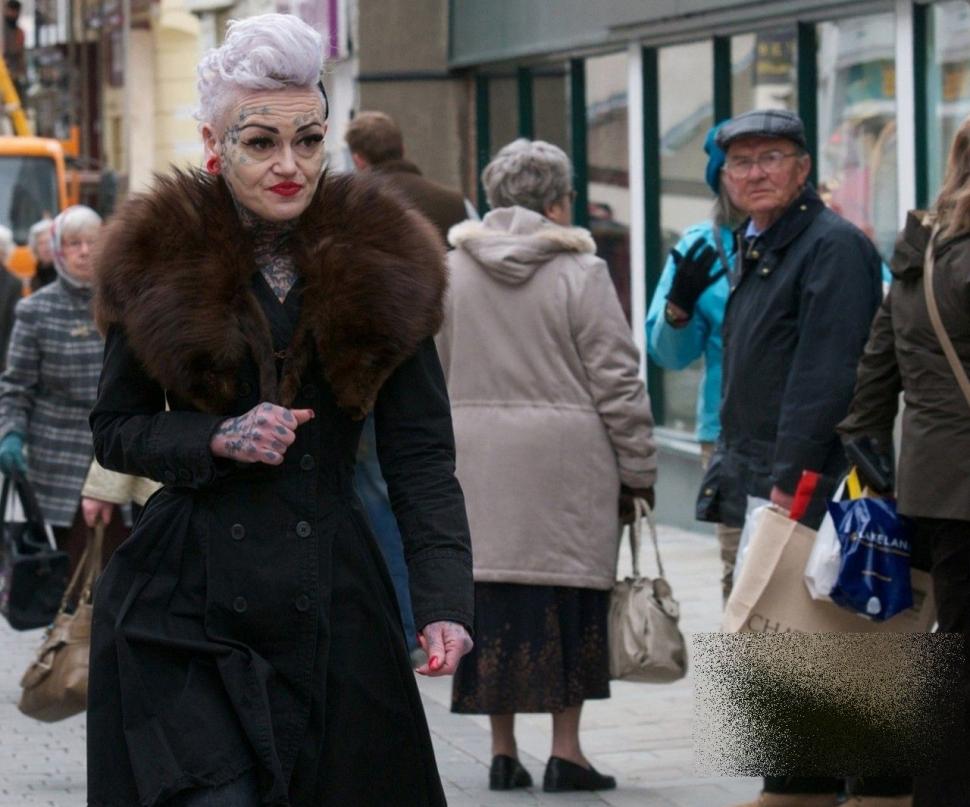 Aşa arată femeia care nu regretă nimic în viaţă. Părinţii ei nu o mai recunosc dacă o văd pe stradă 215743