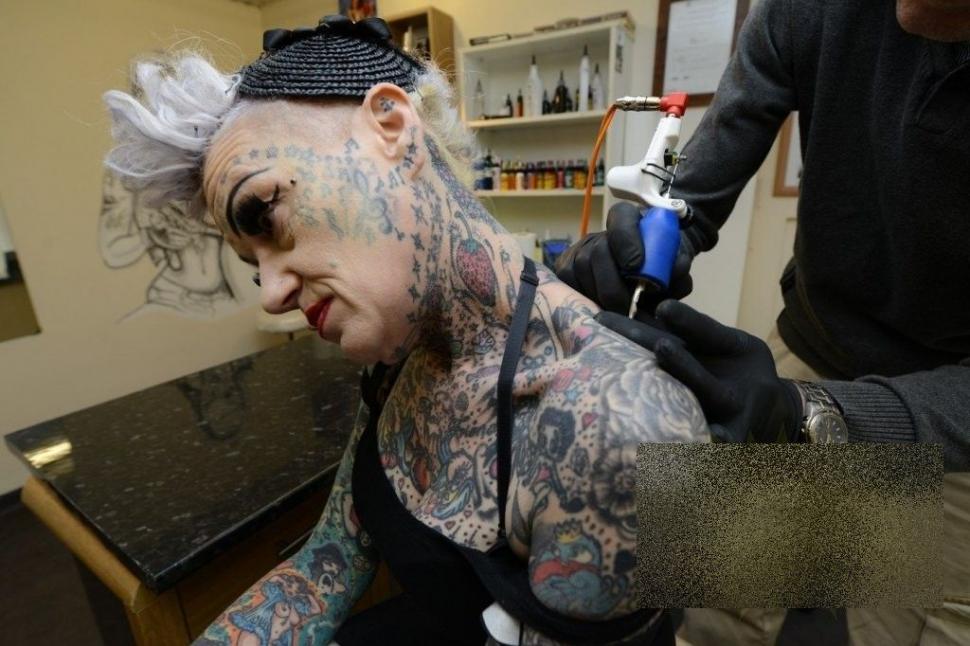 Aşa arată femeia care nu regretă nimic în viaţă. Părinţii ei nu o mai recunosc dacă o văd pe stradă 215744