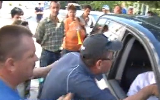 Prefectul de Vâlcea, bruscat şi huiduit de protestatarii de la Oltchim Râmnicu Vâlcea 
