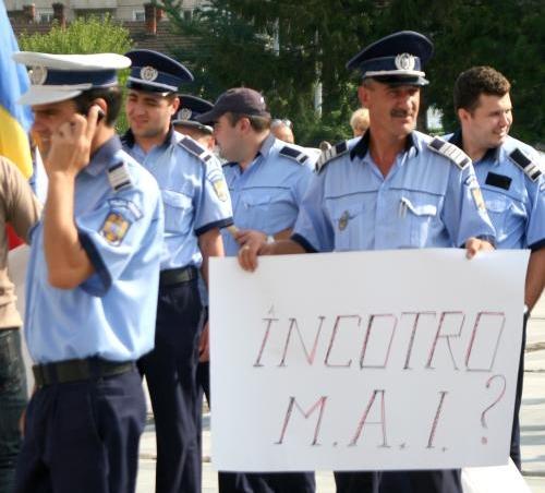 Aproximativ 50 de sindicalişti din Poliţie protestează la Ministerul Afacerilor Interne