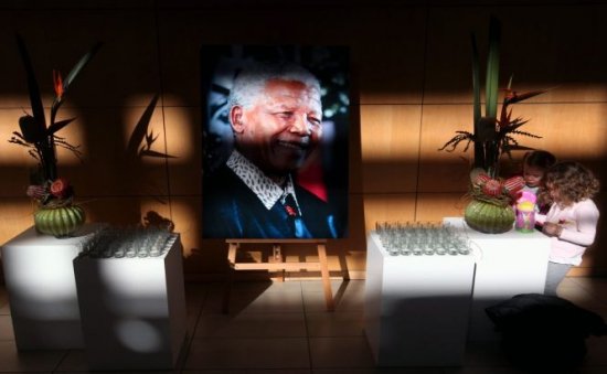Nelson Mandela este supus dializei şi răspunde la stimuli