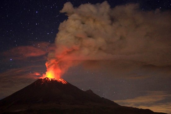Popocatepetl face ravagii. Erupţia spectaculoasă a unui vulcan a bulversat traficul aerian în Mexic