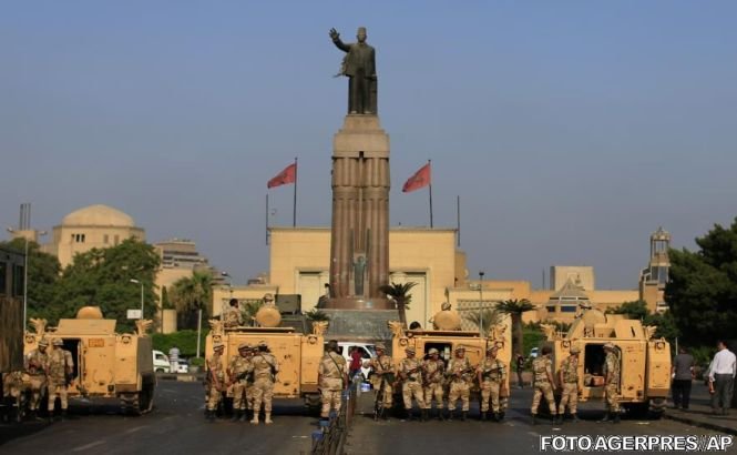 Incidente la unitatea militară unde este deţinut Mohamed Morsi: Cel puţin 15 persoane au fost ucise