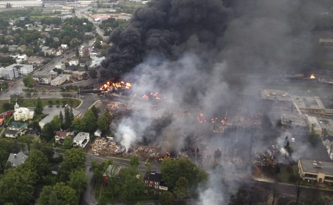 Pompierii au reuşit să stingă incendiul provocat de trenul deraiat în Quebec