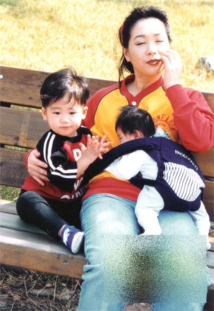 99,9% din cei care văd această poză nu răspund corect la întrebare. Câţi ani credeţi că are fata din imagine? 216443