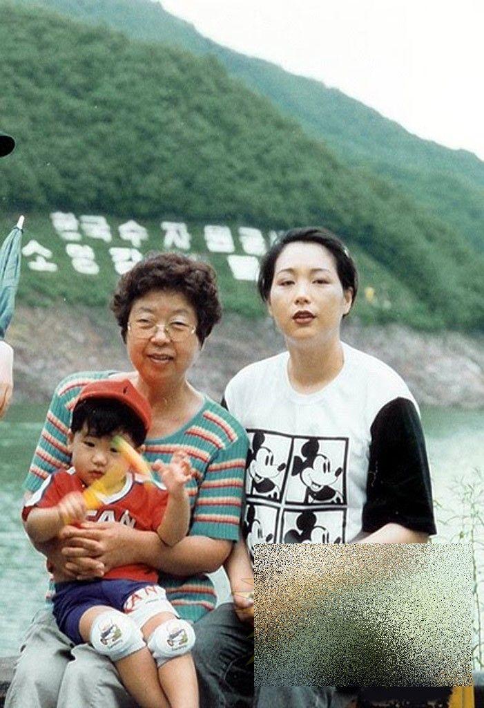 99,9% din cei care văd această poză nu răspund corect la întrebare. Câţi ani credeţi că are fata din imagine? 216444