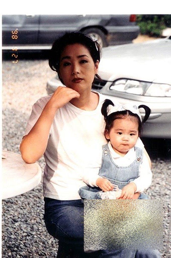 99,9% din cei care văd această poză nu răspund corect la întrebare. Câţi ani credeţi că are fata din imagine? 216445