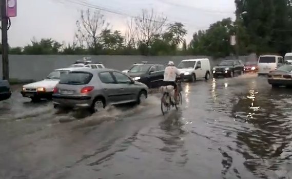 Mai multe gospodării şi străzi inundate la Arad, în urma unei ploi torenţiale
