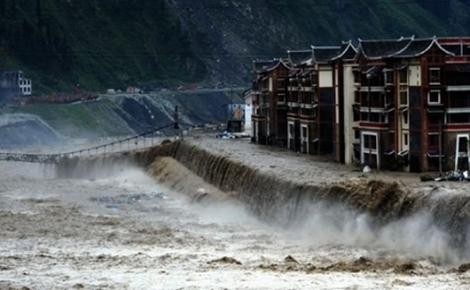 Ploile puternice fac ravagii în China. Alunecările de teren au îngropat de vii zeci de persoane 