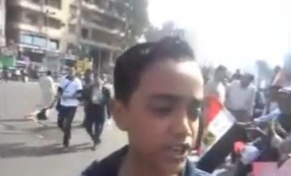 Un băiat de 12 ani a devenit vedetă pe internet. Criza din Egipt, explicată pe YouTube în trei minute 