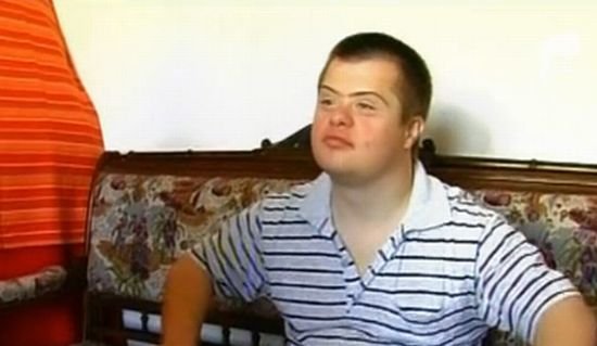 Un tânăr din Cluj, exemplul viu că oamenii cu sindromul Down pot reuşi în viaţă. Mihai a luat bacalaureatul, ducând povara acestei boli