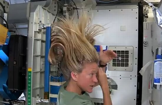 Astronauta Karen Nyberg îţi arată cum îşi spală părul fără apă curentă şi la gravitaţie zero