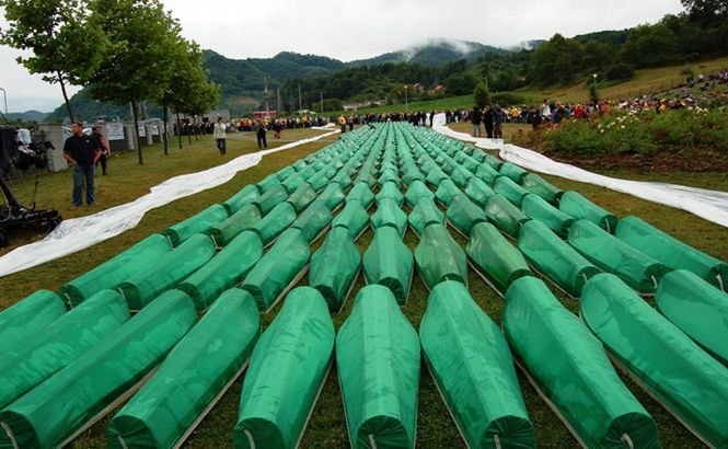 Bosnia îşi îngroapă victimele de la Srebrenica