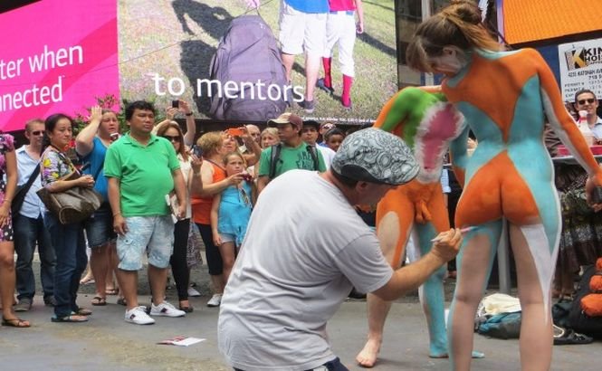 Două modele s-au dezbrăcat complet şi s-au lăsat pictate de Andy Golub, în Times Square din New York