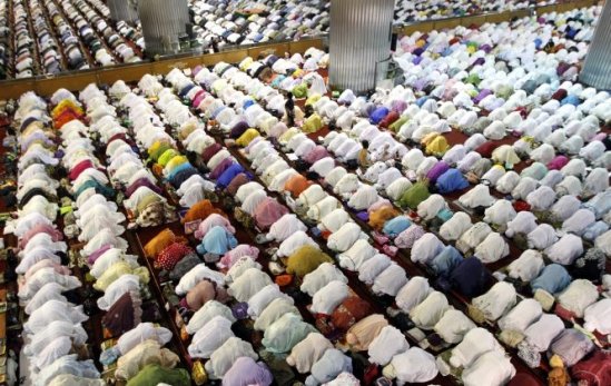 Un miliard de musulmani din întreaga lume au sărbătorit cu fast prima zi a Ramadanului