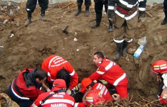 Un pompier a murit după ce un mal de pământ s-a surpat peste el, la Feteşti