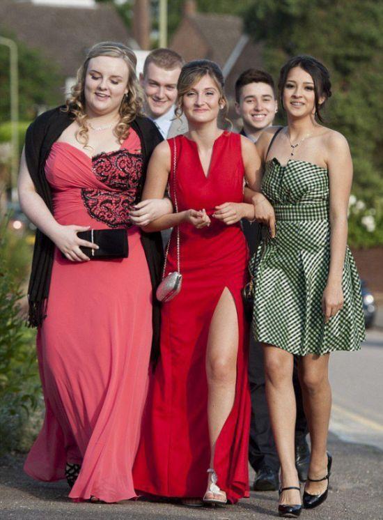 Cum arată de la brâu în jos una din aceste tinere. "Nimeni nu credea că va mai veni la balul de absolvire" 216950