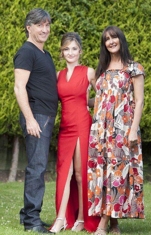 Cum arată de la brâu în jos una din aceste tinere. "Nimeni nu credea că va mai veni la balul de absolvire" 216955