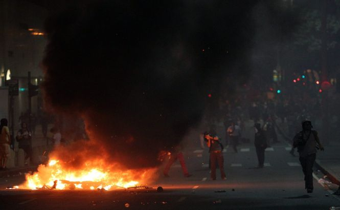 Noi violenţe în Brazilia: Protestatarii s-au bătut cu poliţia