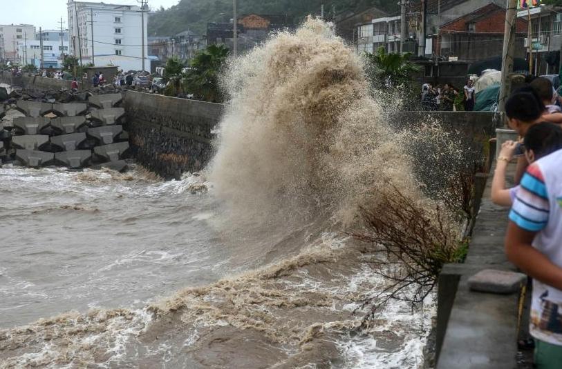Cel puţin un mort şi 30 de răniţi, în urma taifunului Sulik din Taiwan 217097