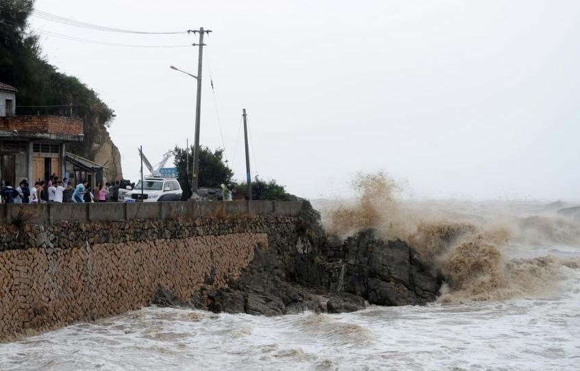Cel puţin un mort şi 30 de răniţi, în urma taifunului Sulik din Taiwan 217098